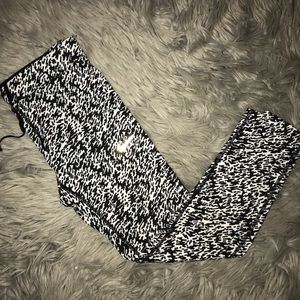 Patterned cropped nike leggings